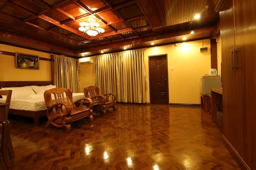 100 Moon Inn