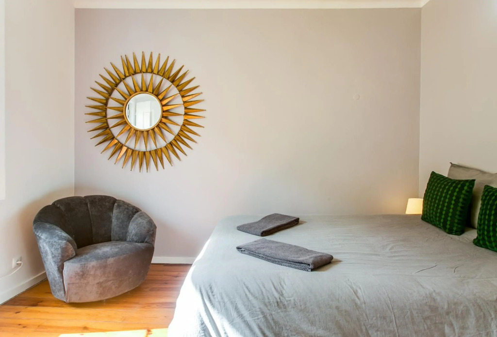 Spacious, Bright and Newly Renovated 2 Bedroom Apartment, Lisbon Historical Center, Madragoa
