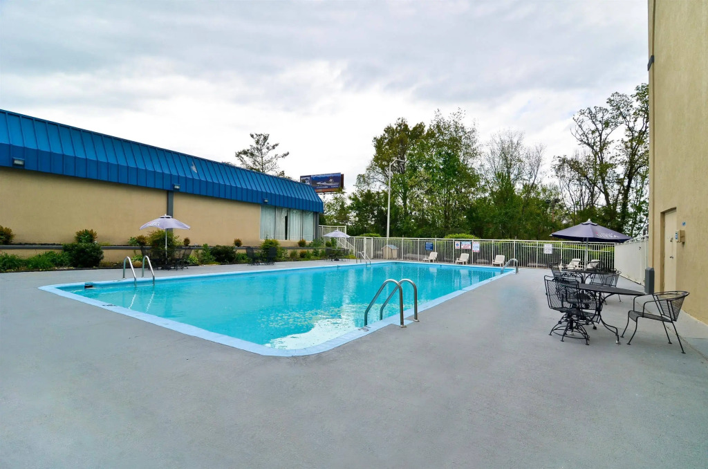 Days Inn & Suites by Wyndham Johnson City