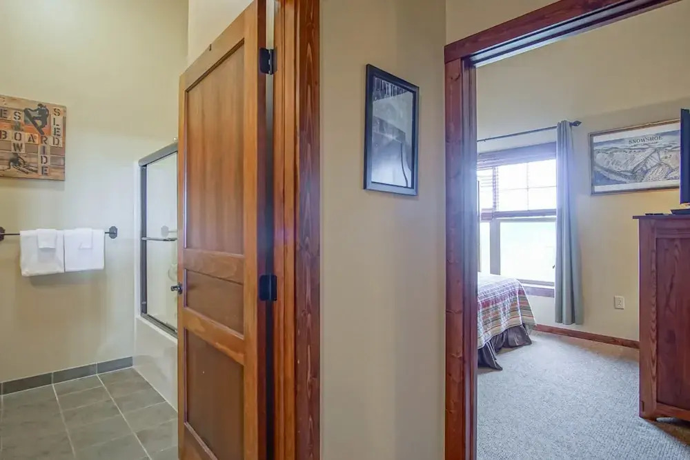 3 Bedroom, 2 Full Baths, Slope Side. Outdoor Hot Tubs on Site. Ski Lift Overlook