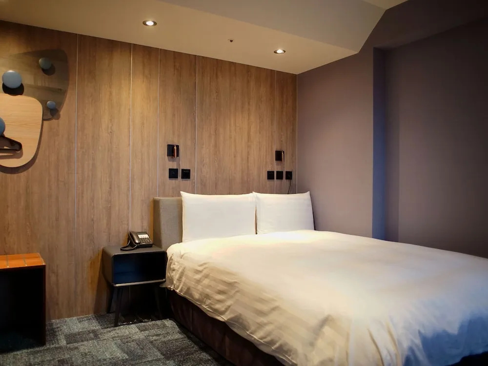 Roaders Plus Hotel - Taipei Station