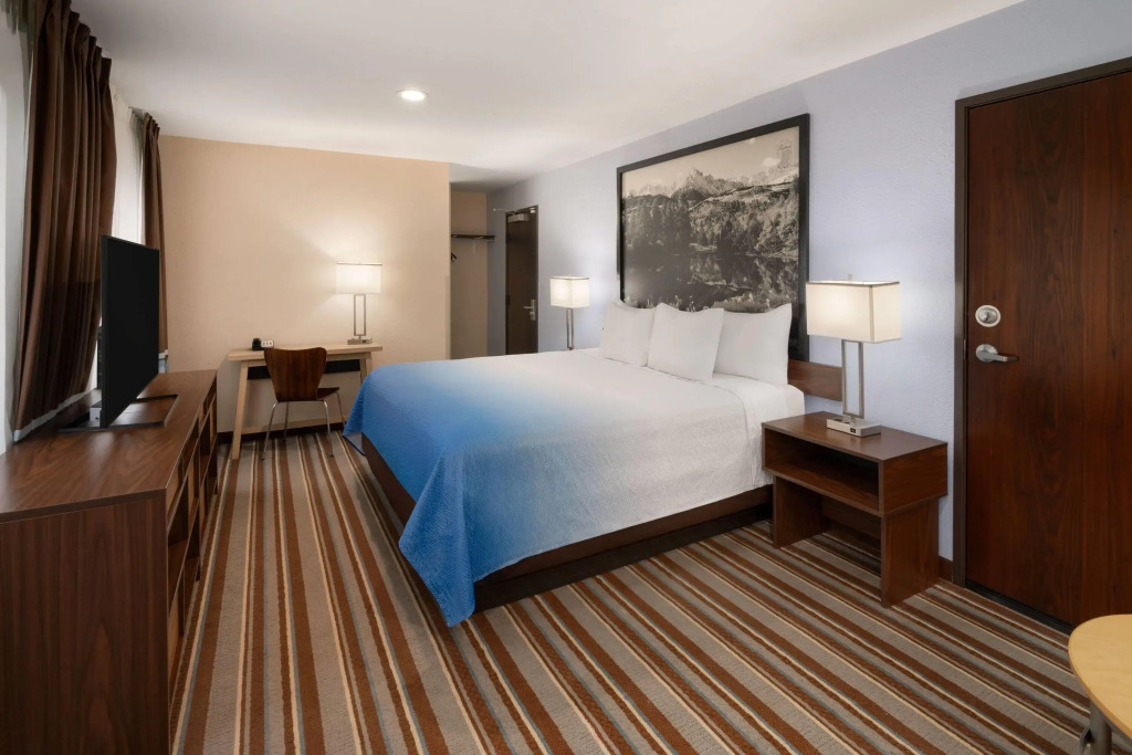 Super 8 by Wyndham Longmont/Twin Peaks