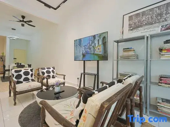 Green Villa Apartment by Favspace