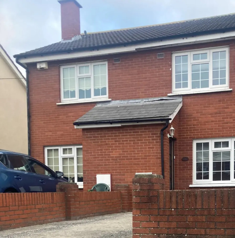 Entire Terraced two story redbrick house with parking in secluded cul de sac