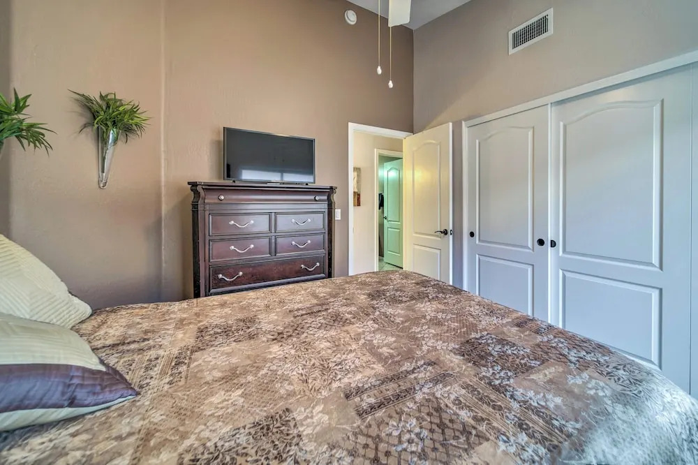 Hot Tub Relaxation & Golfing: Bright Chandler Home