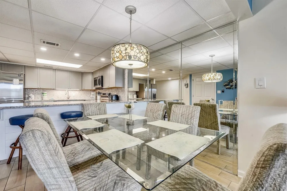 Sugar Beach A6-Lovely 4 bedroom 3 bath Condo. Sleeps 11. Free Beach Chairs 2021! 4 Condo by RedAwning