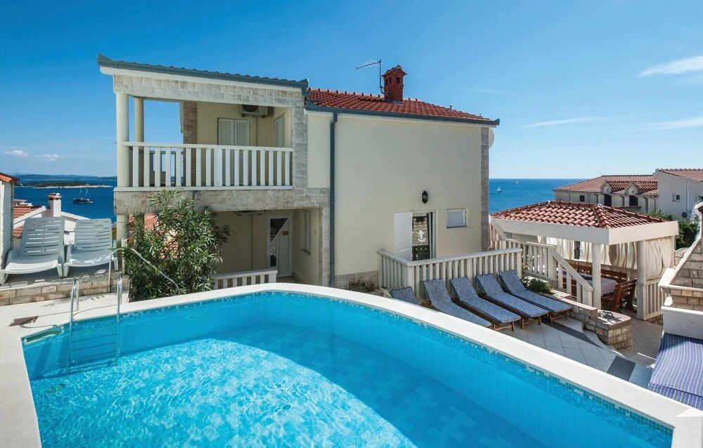 Holiday Home Bok