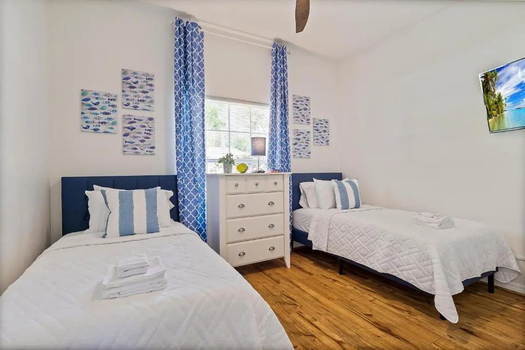 WHISPERING PALM Newly renovated cozy fenced in pool home - sleeps 8