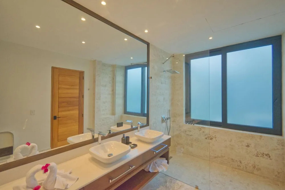 Modern Villa With Full Service Staff Close to Beach and Golf