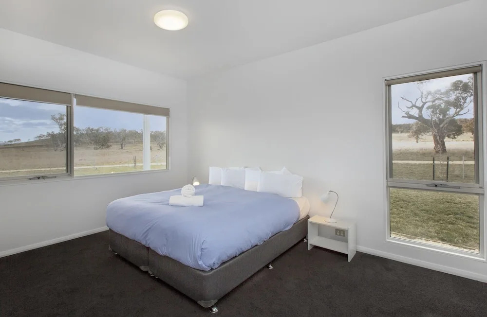 Manna Tree Farm -modern home with majestic views in stunning countrysi