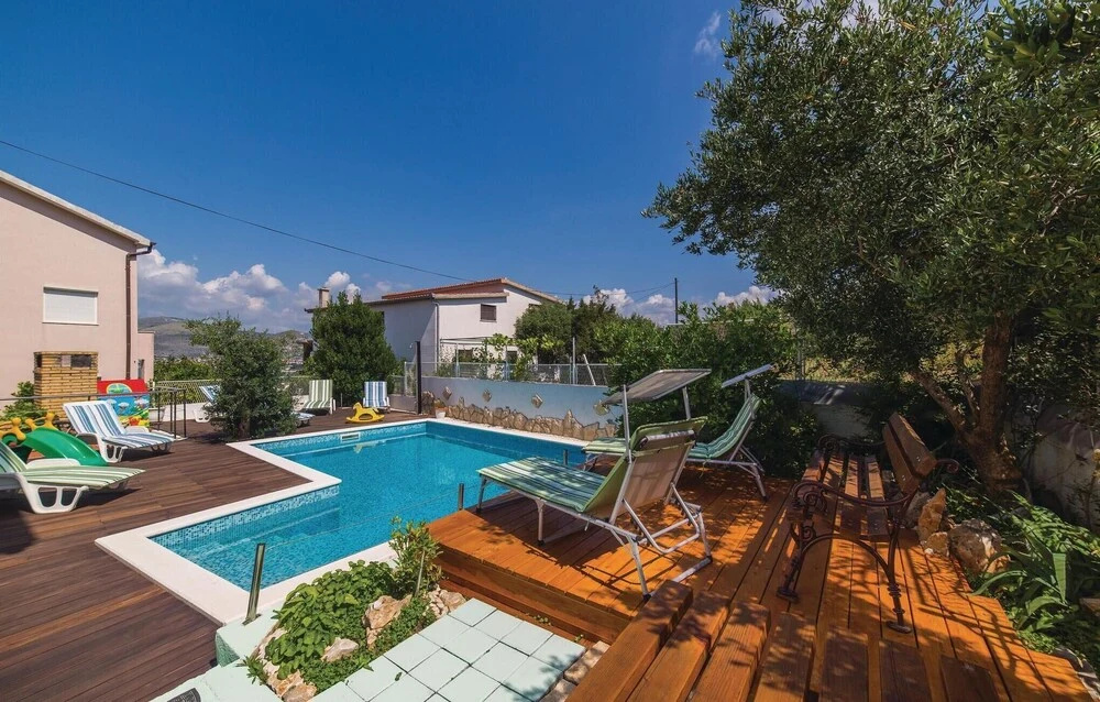 Beautiful Apartment in Okrug Gornji With 2 Bedrooms, Wifi and Outdoor Swimming Pool
