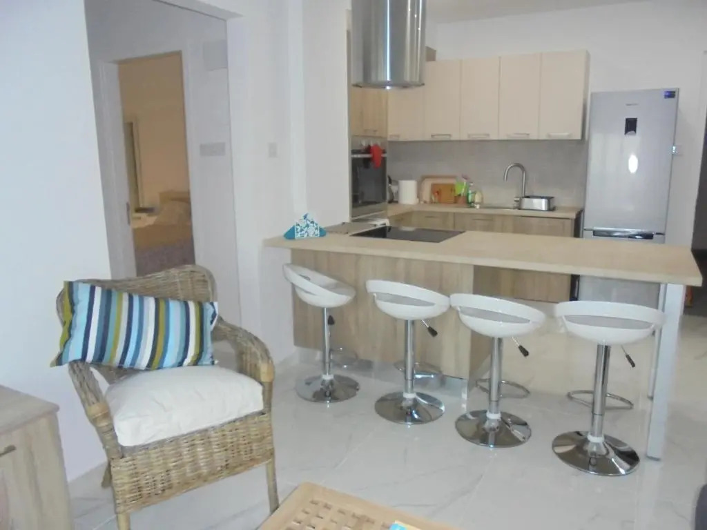 Kermia Court - Beach-front, modern 2 bedroom -sleeps 6
