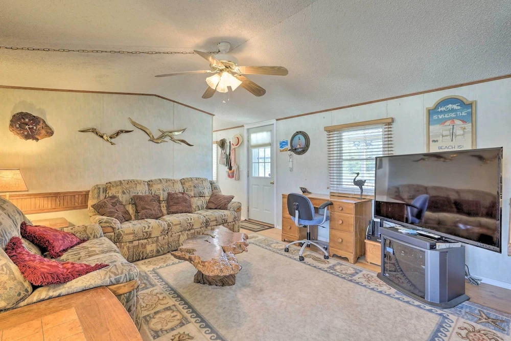Quaint Chincoteague Island Hideaway w/ 2 Porches!