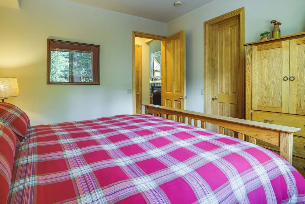 Walk to Ski Lifts: Townhome w/ Hot Tub in Keystone