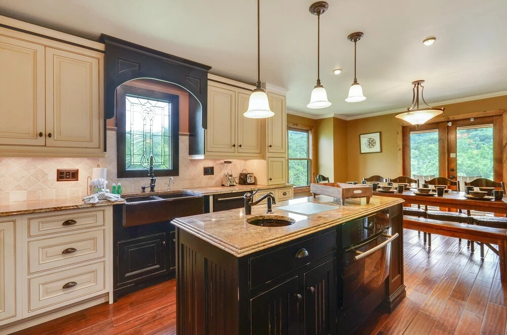 Mossy Brook - 6 Br home by RedAwning