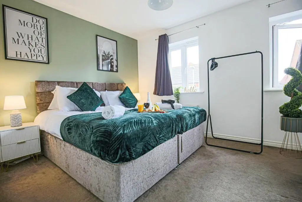 Oakridge House • Parking • Fast WiFi • Smart TVs • Garden • Self-Check-In • Yoko Property