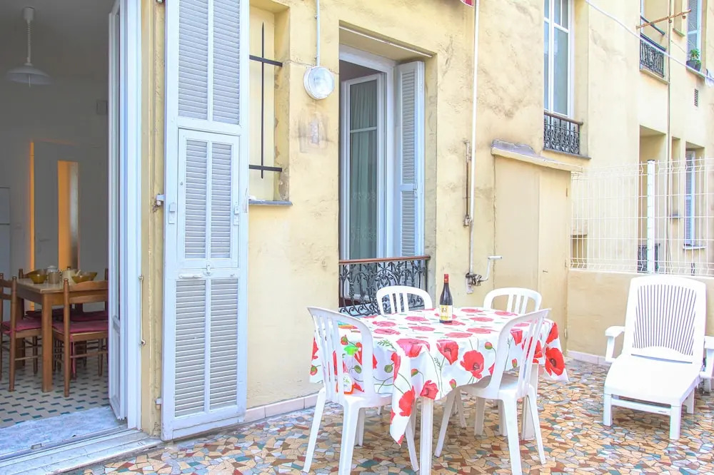 Large Apt 20M Terrace FREE PARKING BEACH