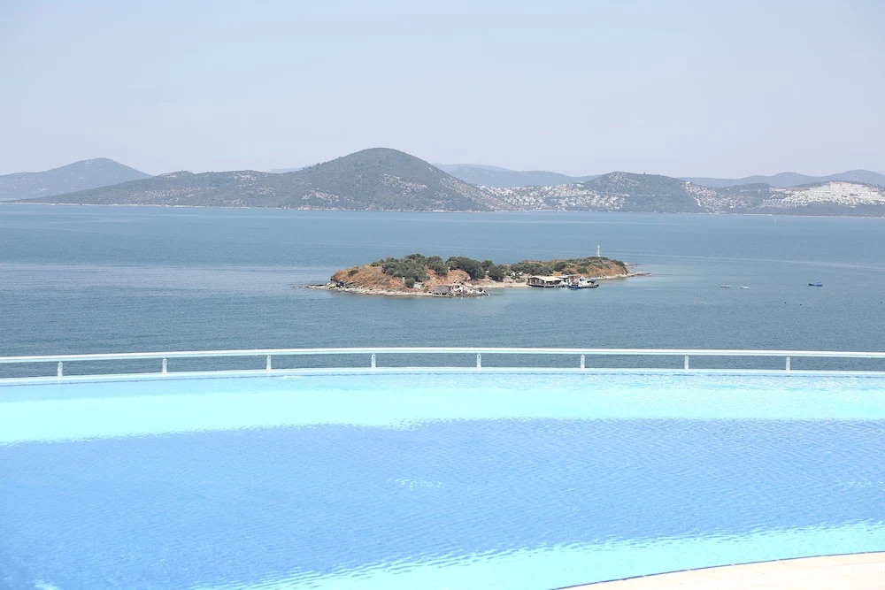 1 Bedroom Apartment Lake View 3 by Likya Global