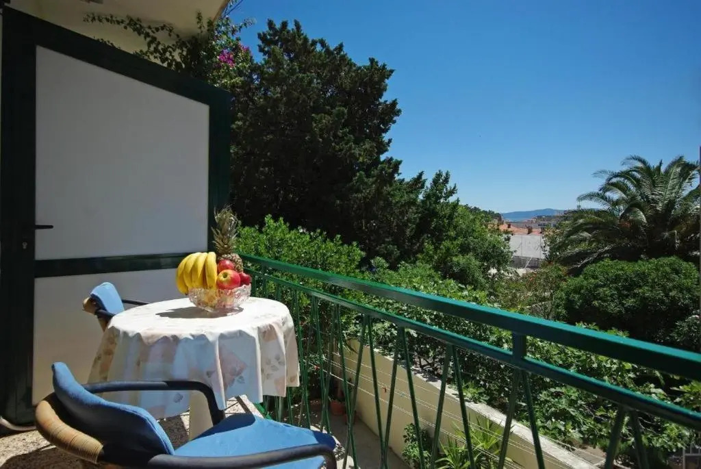 Apartments with hot tub Makarska - 18898