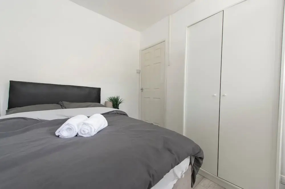 Stylish 4BR Home WiFi FreeParking
