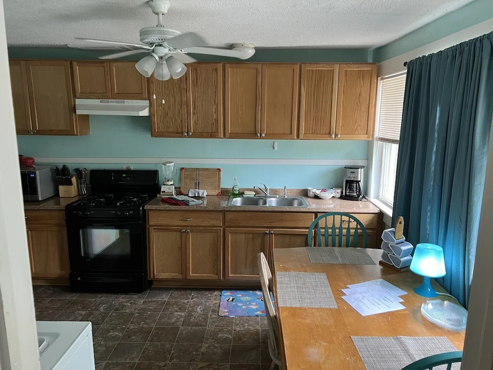 Historic Beach Side Getaway - Pet Friendly, Wifi 3 Bedroom Cottage by RedAwning