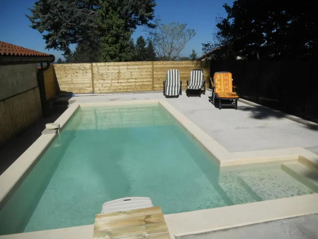 Gîte familial à Saint-Haon-le-Châtel avec piscine et animaux admis - FR-1-496-21