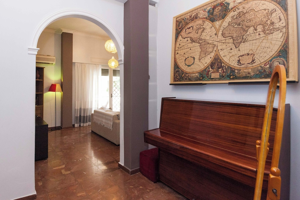 Spacious 2 Bd Pireas Apt w Cozy Balcony