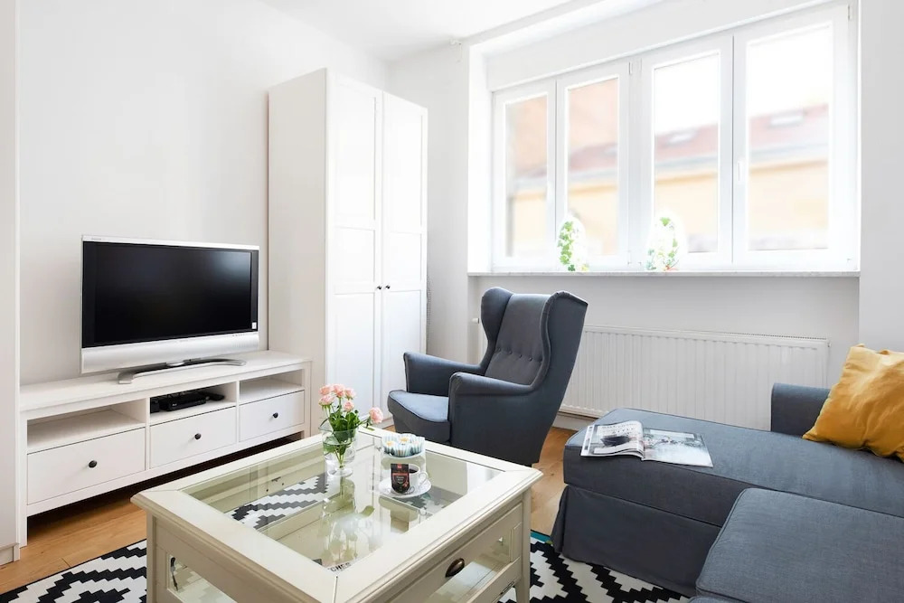 2BDR Design Apartment with Beautiful Terrace View