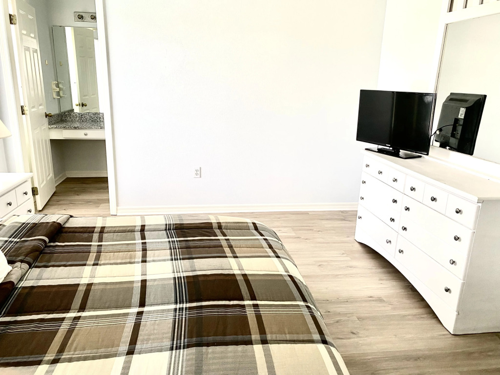 LB4707AW 3 Bedroom Villa with pool and game room