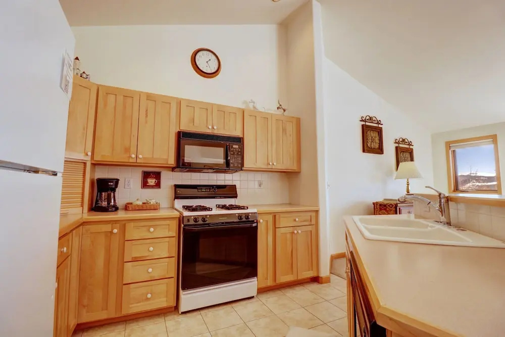 Sauterne Sanctuary 3br 3ba 3 Bedroom Home by RedAwning
