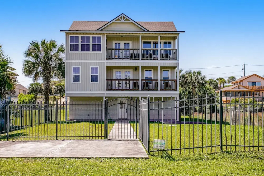 Beautiful 3-level Home Steps From the Beach W/wifi, Washer/dryer, & Central AC