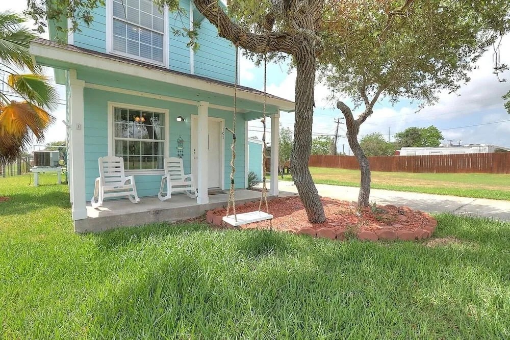 Fisherman's Inn 2 Bedroom Home by RedAwning