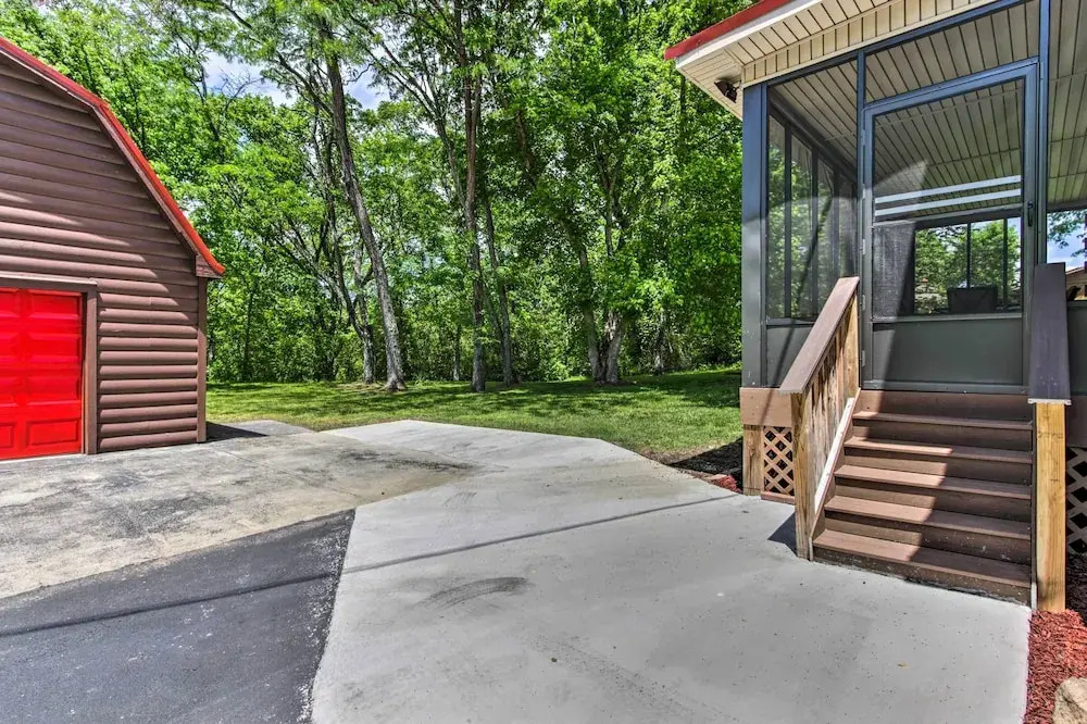 Rustic Cabin w/ Screened Deck: 8 Mi to Dollywood