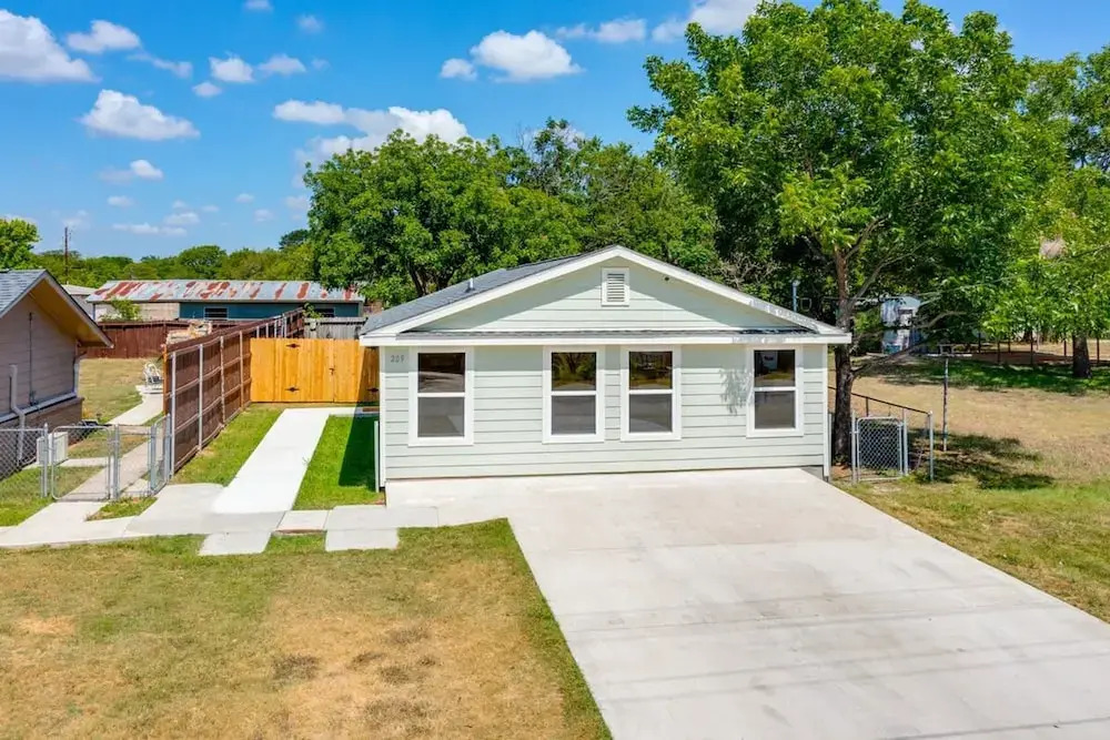 Modern 3 2 two Kings hot tub Fire pit 16min to Wine Trail Nearby Pickleball Courts Pools