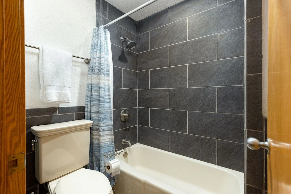 2796 Slopeside 2 Bedroom Condo by RedAwning
