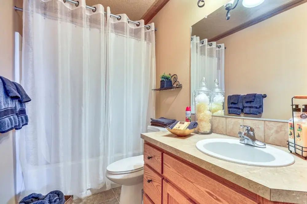 Lovely Dundee Home w/ Private Yard & Fire Pit!