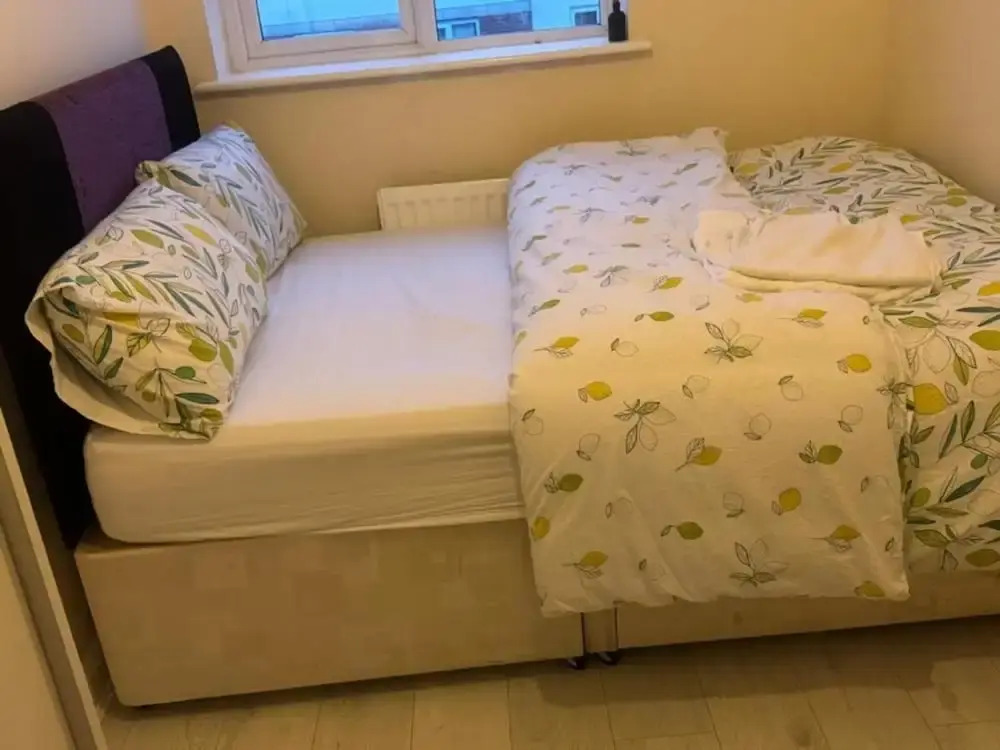 Komegloba Mega room, Moston Station