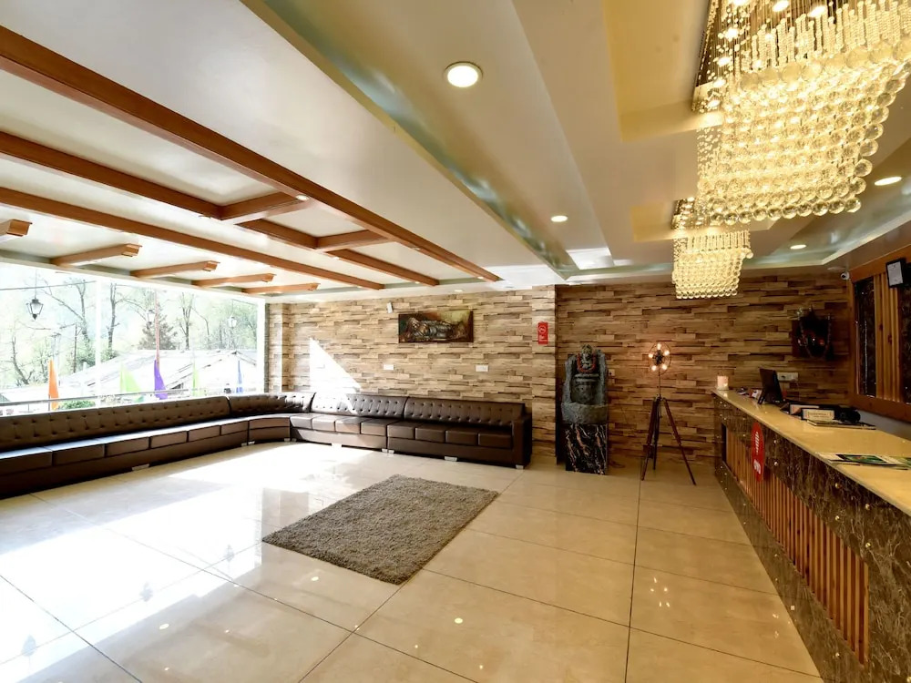 OYO 13091 Manali Grand