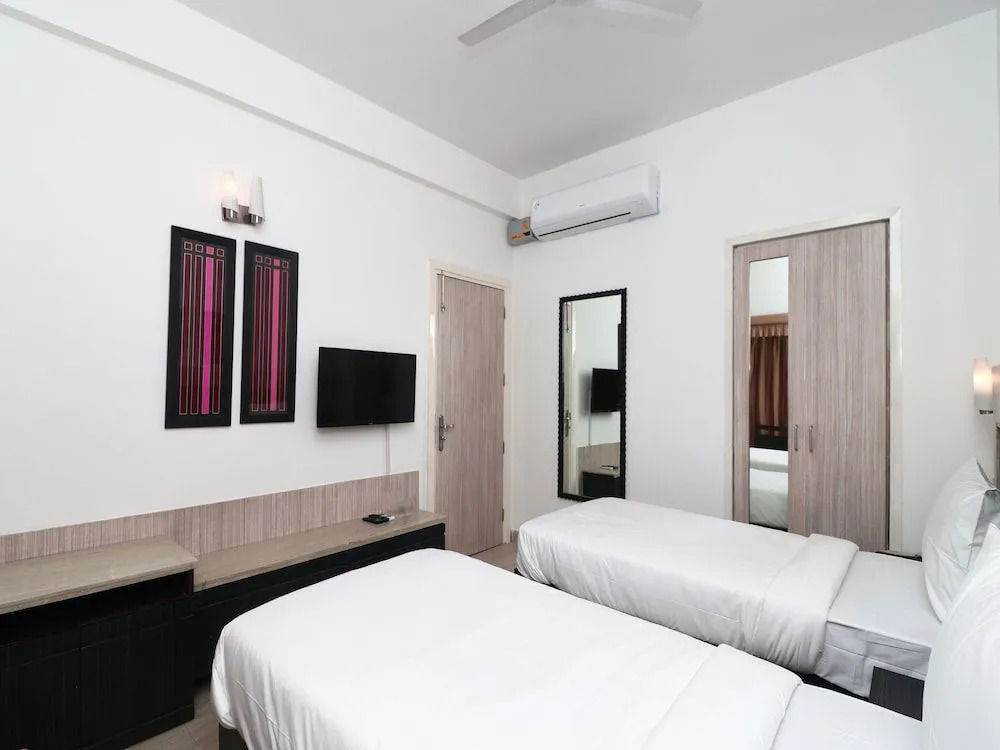 OYO 20016 SilverKey Huda City Centre