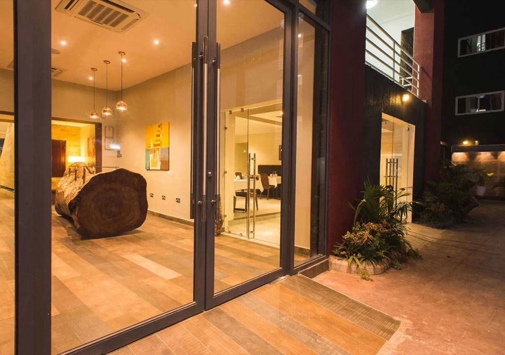 Earl Heights Suites Hotel