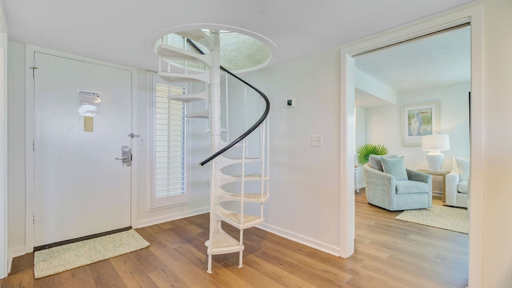 Oceanview Condo + Pool, Balcony & Beach Access 304 D Port O Call by Avantstay