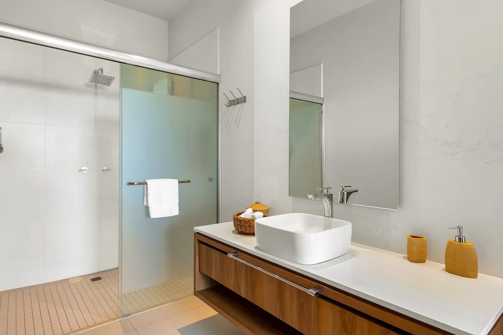 5th-floor apt Near the Ocean With Infinity Rooftop Pool, Balcony, Washer/dryer