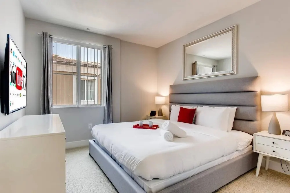 Amazing San Diego 2BR/2.5 Bath With Free Parking! (FV5)