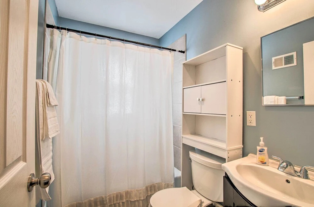 Cottage w/ Yard, Walk to Historic Attractions