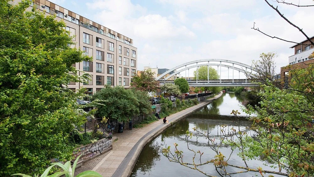 Bright and Spacious 2BR Flat in East London