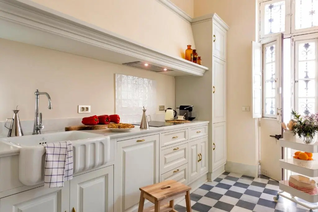 Villa Alfonso, Luxury Villa In Midtown, Parking