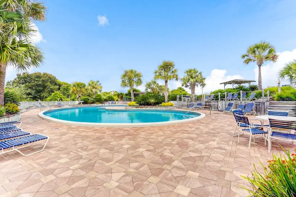 Spacious Condo With Beach Access, Balcony, AC & Outdoor Pool