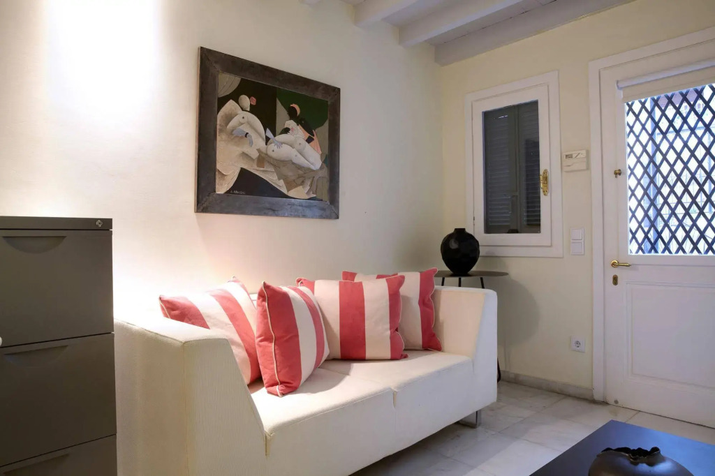 The White House in Plaka by JJ Hospitality