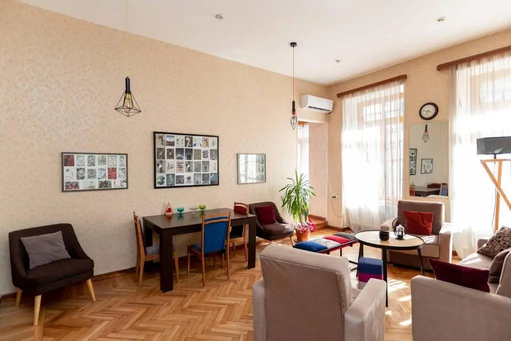 Wehost Cozy and colorful apartment with balcony