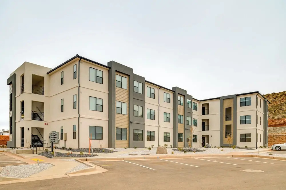 25 Mi to Zion: Rock 'n' Roll Condo w/ Mtn View!